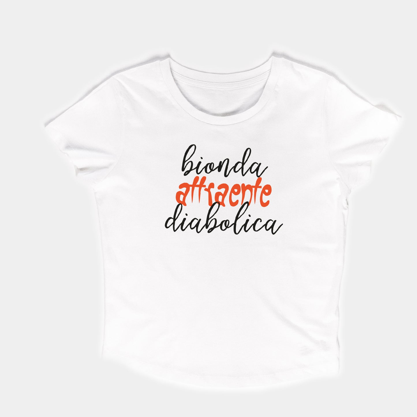 Bionda attraente diabolica